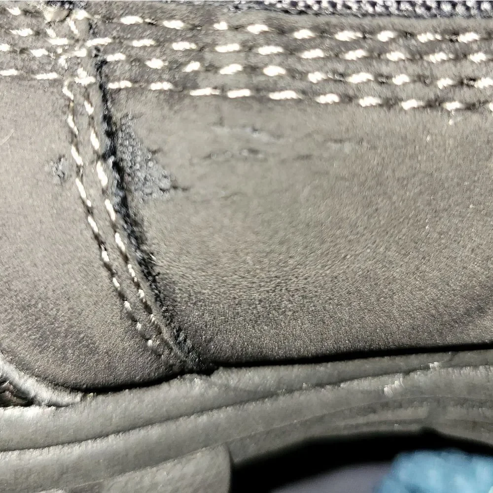 Children's Place snow boots size 8. ^